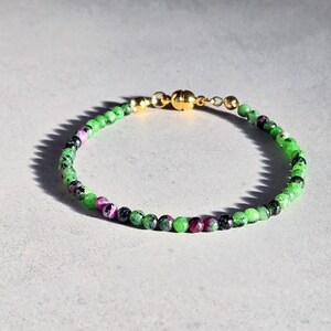 Pulseira de rubi zoisita, delicadas contas redondas, aniolita verde e rosa, cristais em cores natalinas, fecho magnético, hipoalergênica, ideal para presente.
