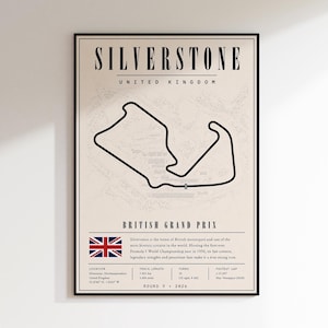 Könnte beinhalten: Ein gerahmtes Poster der Rennstrecke Silverstone im Vereinigten Königreich. Der Druck zeigt den schwarzen Streckenverlauf auf beigem Hintergrund, den Text Silverstone, British Grand Prix, eine britische Flagge und technische Daten wie 5,891 km.