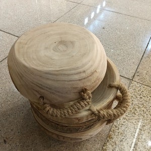 Natürliches Holztablett mit Seilgriffen Rustikaler Akzent Handgefertigte runde Holzplatte Artisanal Kitchen Decor Bild 5