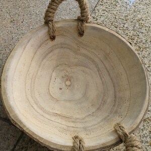 Natürliches Holztablett mit Seilgriffen Rustikaler Akzent Handgefertigte runde Holzplatte Artisanal Kitchen Decor Bild 3
