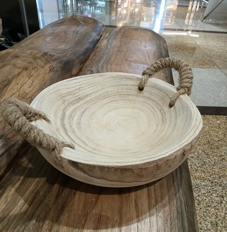 Natürliches Holztablett mit Seilgriffen Rustikaler Akzent Handgefertigte runde Holzplatte Artisanal Kitchen Decor Bild 1