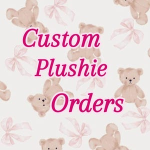 Op de afbeelding: Een lichte achtergrond met een herhalend patroon van beige teddyberen en lichtroze strikken. De tekst "Custom Plushie Orders" staat in een vetgedrukt, donkerroze lettertype in het midden van de afbeelding, over het beren- en strikkenpatroon heen.