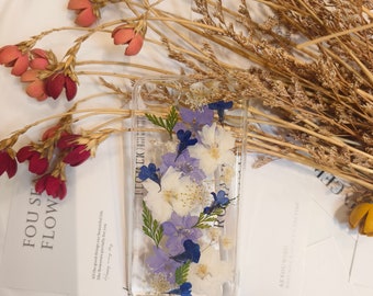 Floral Crafts Coque de portable à fleurs violette et blanche avec de vraies fleurs séchées - Un cadeau avant-gardiste pour la fête des Mères et des Mères