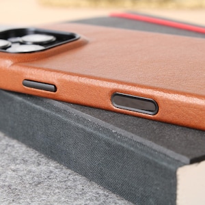 Custodia in pelle per iPhone 16 Pro | Cover per iPhone fatta a mano | Anello e pulsante in metallo per fotocamera | Custodia sottile premium per telefono con pulsante per fotocamera