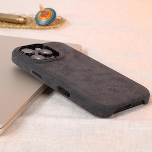 Funda de Alcantara para iPhone 16 Pro | Funda para iPhone hecha a mano | Anillo y botón de cámara de metal | Funda premium fina con botón de cámara