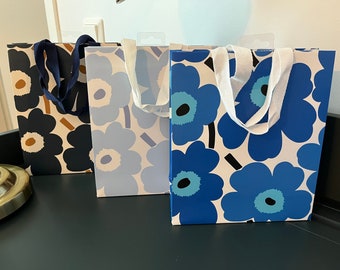 Lot de 3 sacs-cadeaux Marimekko, taille moyenne 21 x 10 x 24,5 cm (8,3 x 10,3 x 9,4 pouces)