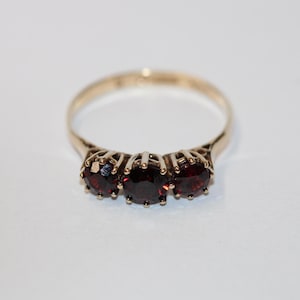 9ct Yellow Gold Garnet Fancy Ring