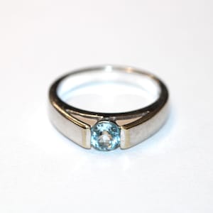 9ct White Gold Blue Cubic Zirconia Ring Size K