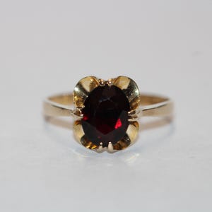 9ct Yellow Gold Garnet Fancy Ring