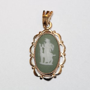 Wisiorek w stylu Wedgewood z żółtego złota próby 9 ct