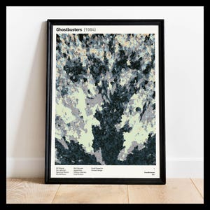 Puede incluir: Una impresión de arte abstracto en blanco y negro de la película Ghostbusters (1984). La impresión presenta un diseño pixelado con tonos de azul, gris y blanco.