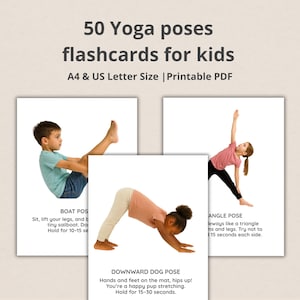 Könnte beinhalten: Lernkarten für Kinder mit 50 Yoga-Posen. Die Karten sind im A4-Format und als PDF druckbar. Das Bild zeigt Kinder, die Yoga-Posen demonstrieren, darunter Boot-Pose, herabschauender Hund und Winkel-Pose.