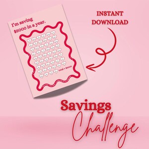 Puede incluir: Un gráfico de desafío de ahorro imprimible rosa con un borde rojo. El gráfico está lleno de 100 corazones, cada uno representando 50 €. El texto "Estoy ahorrando 5000 € al año." está en la parte superior del gráfico. El texto "total = 5000 €" está en la parte inferior del gráfico. El texto "DESCARGA INSTANTÁNEA" está en la parte superior derecha del gráfico. El texto "Desafío de ahorro" está en la parte inferior del gráfico.