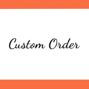 Può includere: Un grafico rettangolare bianco con il testo Custom Order scritto in un carattere corsivo nero. Il design è incorniciato da due barre orizzontali arancioni sui bordi superiore e inferiore dell'immagine, creando una visualizzazione pulita.