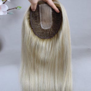 Prótese capilar em cabelo virgem europeu loiro acinzentado, com base de seda e sistema de integração em rede.