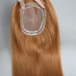 ライトカッパーレッドカラーモノフィラメントベースヨーロッパ人毛バージンヘアトッパー贅沢な品質のシルクヘアトゥーピーヘアピース女性用ヘアボリューム