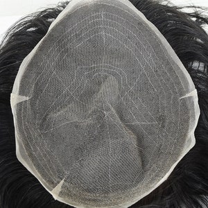 Puede incluir: Primer plano de una peluca con base de malla. La peluca est&aacute; hecha de cabello humano negro y est&aacute; dise&ntilde;ada para cubrir una calvicie o el adelgazamiento del cabello.