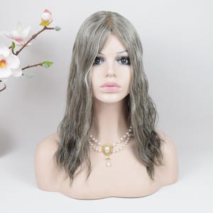 Prótesis capilar ondulada de cabello virgen europeo: parte superior de seda, perímetro de poliuretano, solución de sal y pimienta.