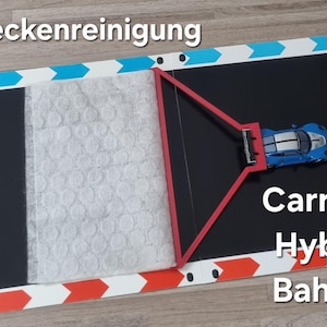 Może przedstawiać: Czerwone narzędzie do czyszczenia torów z białym wkładką do czyszczenia dla torów wyścigowych Carrera Hybrid. Tekst "Streckenreinigung für Carrera Hybrid Bahnen" jest widoczny na zdjęciu.