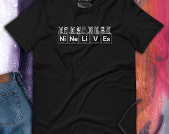 以下が含まれることがあります： 「Nine Lives」というフレーズを表す化学元素を猫が表したグラフィックが描かれた黒いTシャツです。
