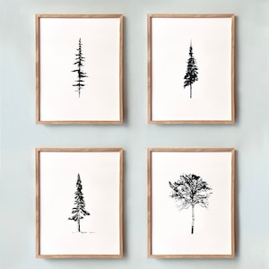 Könnte beinhalten: Vier gerahmte Kunstdrucke mit schwarz-weißen Baumillustrationen. Jeder Druck zeigt ein anderes Baumdesign, darunter eine hohe, schlanke immergrüne Pflanze, eine Silhouette eines Baumes mit Ästen und andere stilisierte Baumabbildungen. Die Rahmen sind aus hellem Holz.