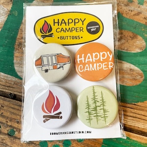 Camping Button Set, 4er Set Pin-Back Buttons, Happy Camper, Kiefern, Lagerfeuer, Zelt Camper