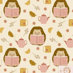 Peut inclure: Motif sans couture avec un hérisson lisant un livre, des théières, des tasses, des croissants et des éléments floraux. Le design utilise des tons beige, rose, jaune et marron. Le motif est étiqueté 3600x3600 px PNG, 300 DPI.