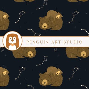 Può includere: Uno schema senza cuciture con orsi marroni che si coccolano con i loro cuccioli su uno sfondo blu scuro con costellazioni dorate. Il testo "PENGUIN ART STUDIO" è visualizzato su uno striscione attraverso il centro dello schema.
