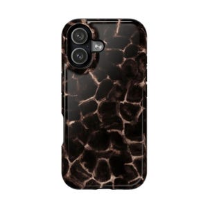 Puede incluir: Una funda de teléfono negra y marrón con un diseño de estampado de jirafa. La funda tiene un acabado brillante y un recorte para una cámara de doble lente. La funda está diseñada para proteger el teléfono de arañazos e impactos.