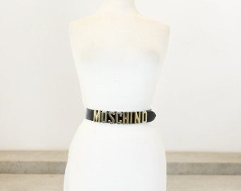 Vintage 1990s Moschino cinturón Redwall cuero negro letras doradas logotipo cinturón tamaño XS, S