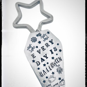 Everyday is Halloween Keychain-Keychain -Coffin Keychain -Goth Keychain -Halloween Jewelry-Spooky Gifts-Gifts for Her-Spooky Season