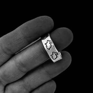 Handgjord aluminium kaninring – Farm Animal Rescue, minimalistisk ring