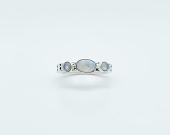 Anillo artesanal de plata de ley con piedra lunar arcoíris - Diseño de tres piedras