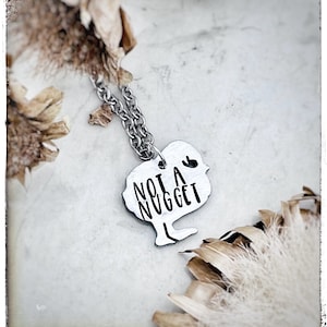 Collar minimalista Tiny Not A Nugget Chick - Joyería vegana - Collar delicado - Collar vegano - Regalos para ella - Regalos para mamá