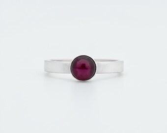 Anillo minimalista de granate - Anillo apilable - Anillo apilable - Piedra natal de enero - Anillo de plata esterlina reciclada - Joyería minimalista - Anillo delicado - Anillos con piedras preciosas