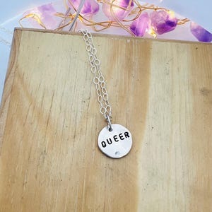 Queer-ketting van gerecycled sterling-Queer-ketting-niet-binaire sieraden-bedelketting-LHBTQ-cadeaus voor vrienden-sierlijke ketting-minimalistisch