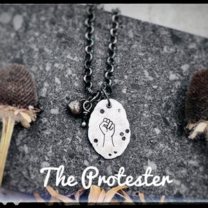 Protestujący Pięść Nowoczesny Naszyjnik Milagros-Talizman Szczęścia-Protestujący-Minimalistyczny Naszyjnik-Protestujący-Delikatny Biżuteria-Prezenty dla Mamy-Wegański
