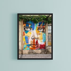 Impression street art de Lisbonne : portraits colorés, voyage au Portugal