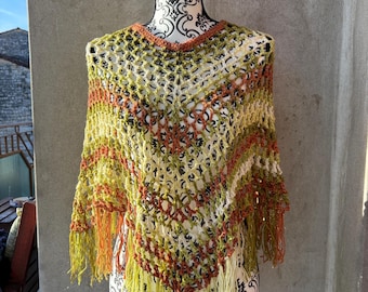 Poncho de malla de crochet hecho a mano