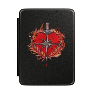 Op de afbeelding: Zwarte tablethoes met een hartvormig ontwerp. Het ontwerp omvat een kompasroos, een dolk en een vlamachtige rand in rood, oranje en geel. De achtergrond is een getextureerd zwart.