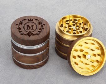 パーソナライズされた彫刻入りウォールナットグラインダー、カスタム木製グラインダー、4層デザイングラインダー、ハーブグラインダー、愛する人への贈り物、バレンタインデーギフト