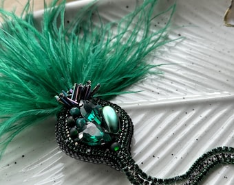Broderad tistelnål, grön fjäderbrosch, klädaccessoar