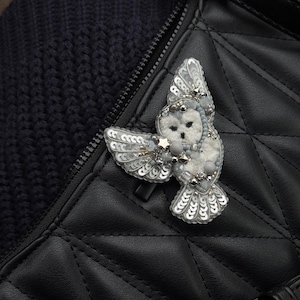 Owl brooch, embroidered bird brooch, white owl accessory, designer pin, clothing decoration, exclusive gift, brooch for all seasons,pin bird