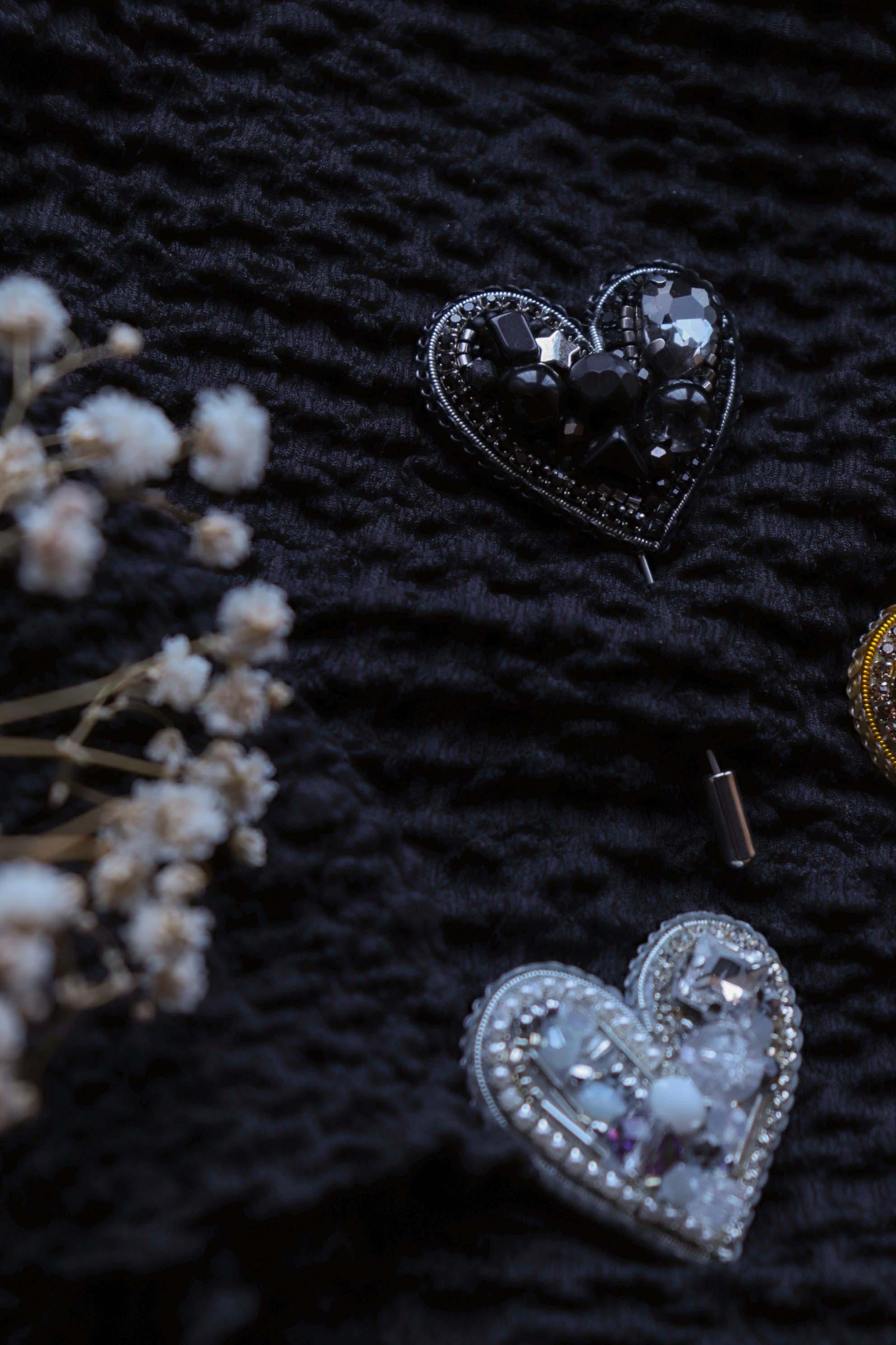 ハンドメイドビーズハートピン：刺繍ブローチ（3.5 cm） - Etsy 日本