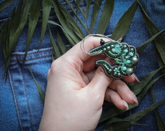 Garnalenbroche met kralen: handgemaakt smaragd zomeraccessoire
