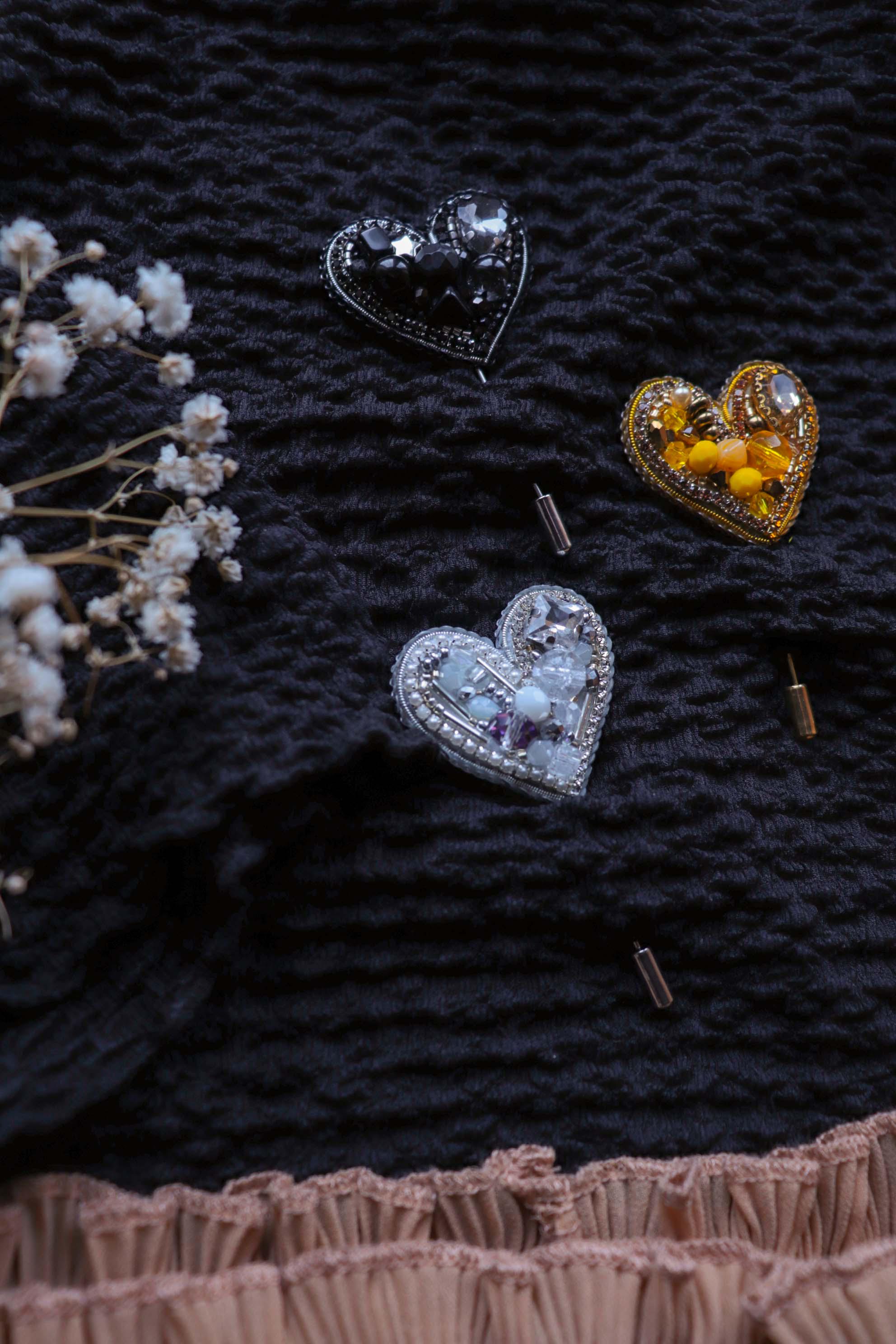 ハンドメイド　ビーズ刺繍 ブローチ　ハート ハンドメイドビーズハートピン：刺繍ブローチ（3.5 cm） - Etsy 日本