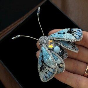 Broche papillon, épingle à vêtements papillon bleu, accessoire en forme de papillon de nuit, épingle papillon, cadeau pour maman, broche artisanale en forme de papillon de nuit