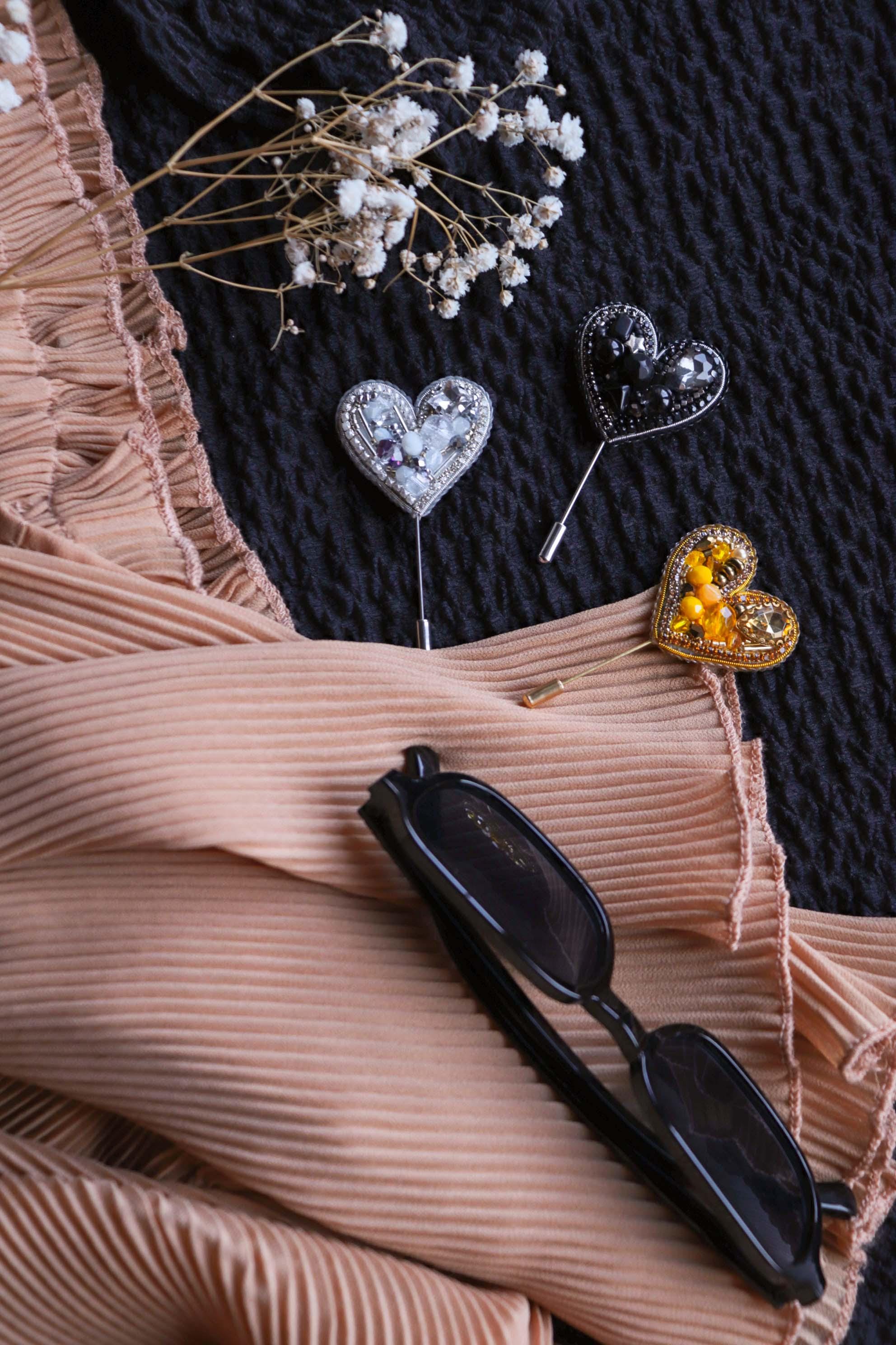 ハンドメイドビーズハートピン：刺繍ブローチ（3.5 cm） - Etsy 日本