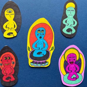 Set van 5 ORIGINELE stickers met meditatiefiguren. Handgemaakt, unieke stickers. Outsider Art Brut van Jay Snelling. Uniek