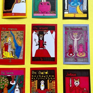 Set bedruckter Tarotkarten im Organzabeutel. 22 Karten (vollständiges Major Arcana). Outsider Art Brut